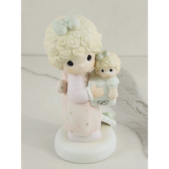 Enesco Precious Moments Love Is The Best 5 1/2" Porcelain Figurine 1987 Taiwan - Picture 2 of 13